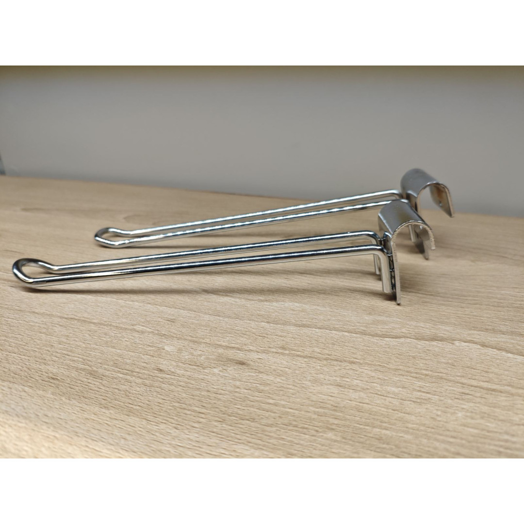 Dvigubas kabliukas ant traversos