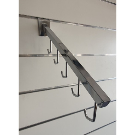 Pasvirusi pakaba su kabliais į eurosieną