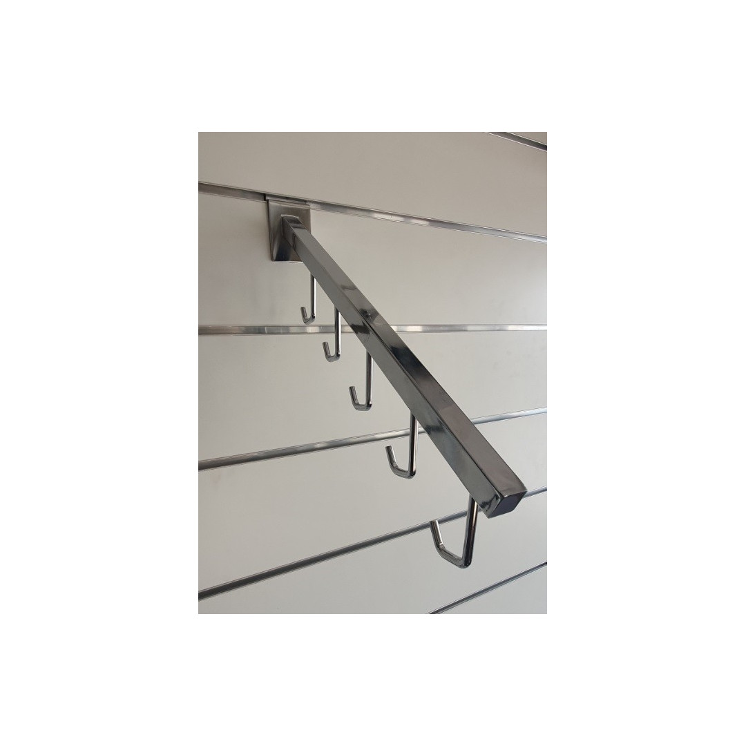 Pasvirusi pakaba su kabliais į eurosieną